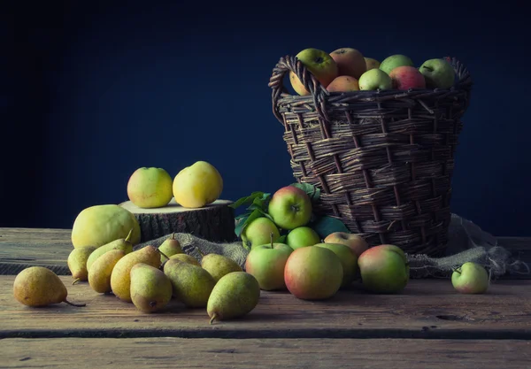 Wilde Äpfel und Birnen im Korb — Stockfoto