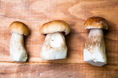 Ahşap masa üzerinde mantar çörek