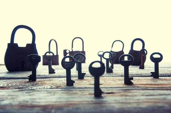 Eski paslı kilit ve tuşlar Beyaz ahşap masa