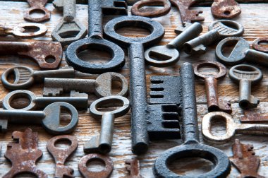 Pek çok paslı anahtar taşı ve ahşap beyaz kilitler