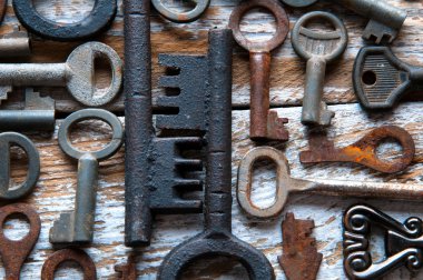 Pek çok paslı anahtar taşı ve ahşap beyaz kilitler