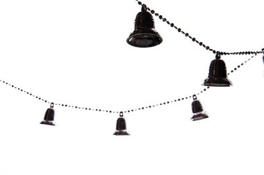 Beyaz arka plan üzerinde izole çan ile Noel ağacı zinciri