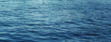 Mavi deniz suyu yüzey arkaplanının dokusu