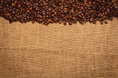 Kahverengi kahve çekirdekleri çuval altındadır.