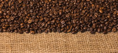 Kahverengi kahve çekirdekleri çuval altındadır.