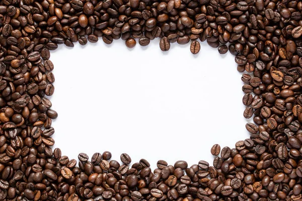 白を基調としたブラウンローストコーヒー豆のフレーム — ストック写真