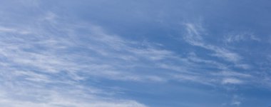 Beyaz bulutlu mavi gökyüzü ve güneş ışığı. Gökyüzünün doğa arkaplanı