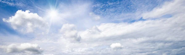 白い雲と太陽の光で青い空 空の自然背景 — ストック写真