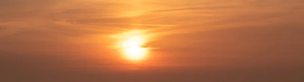 空に沈む夕日 空の背景 — ストック写真