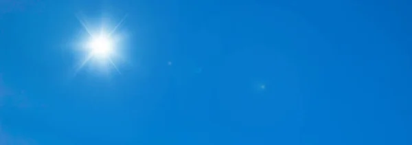 青い空に太陽の光 空の自然背景 — ストック写真