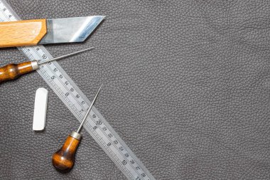 araçlarla siyah deri arkaplan dokusu