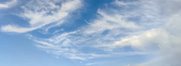 Голубое Небо Белыми Облаками Солнечным Светом Фон Неба — стоковое фото
