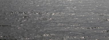 Karanlık su yüzeyi - deniz arka planı