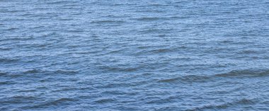 Mavi su yüzeyinin dokusu - deniz arka planı