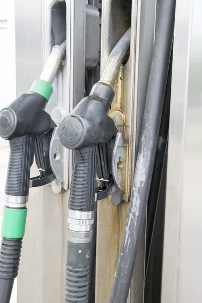 Detalle de una mano sosteniendo una bomba de combustible en una estación — Foto de Stock