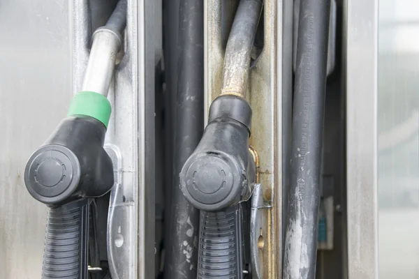 Détail d'une main tenant une pompe à carburant à une station — Photo