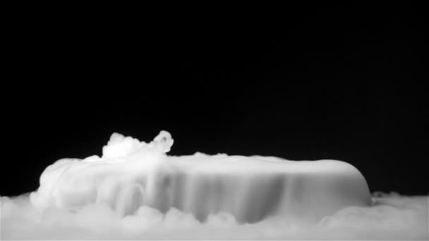 Gelo seco em uma bandeja, de perto — Vídeo de Stock