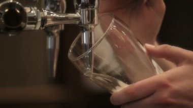 bir bardak bira bira dökme barmen.