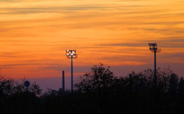 günbatımı/sırasında projektörler