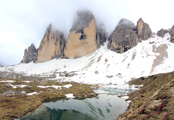 Vista sobre la cumbre de los Alpes (dolomitas ) — Foto de Stock