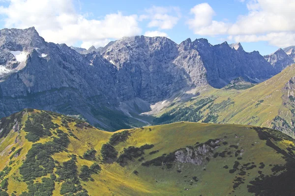Вид на горную цепь в Альпах ) — стоковое фото
