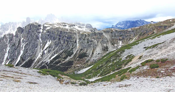 Uitzicht op de bergketen in de Alpen (Dolomieten) — Stockfoto