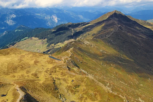 Uitzicht op de bergketen in de Alpen — Stockfoto