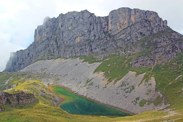 Uitzicht op de bergketen en bergmeer in de Alpen (rofan) — Stockfoto