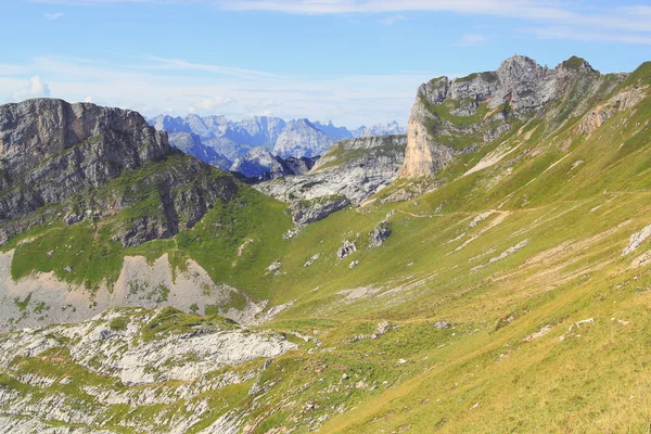 Zobacz na górskiej dolinie w Alpach (góry rofan) — Zdjęcie stockowe