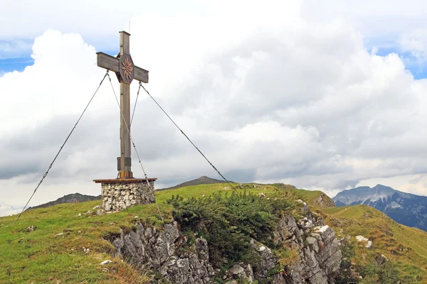 Summit with summit cross in the alps (rofan ) Лицензионные Стоковые Изображения