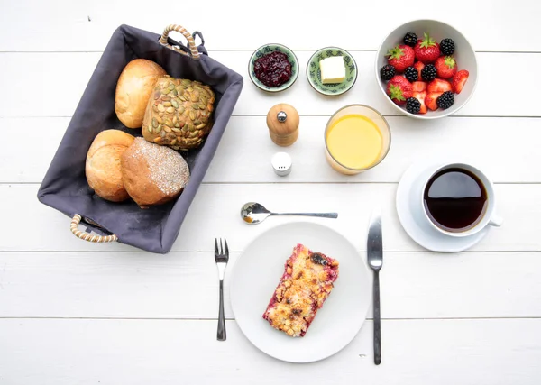 Delicado café da manhã em uma mesa branca — Fotografia de Stock