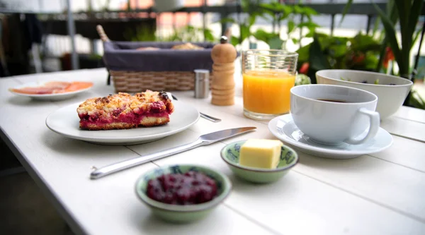 Delicado café da manhã em uma mesa branca — Fotografia de Stock