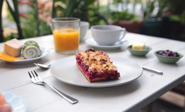 Delicate breakfast at a white table — Stock Photo, Image