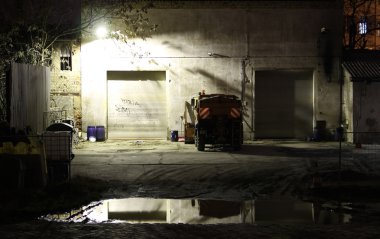 bir garaj ve araç tarafından gece görüntüleme