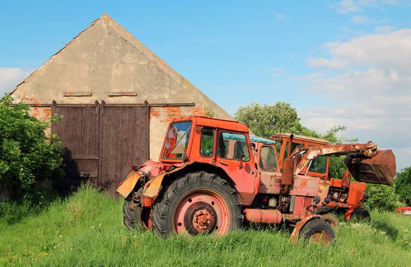 View on old tractors in a rural scene by daylight — Stock Photo, Image
