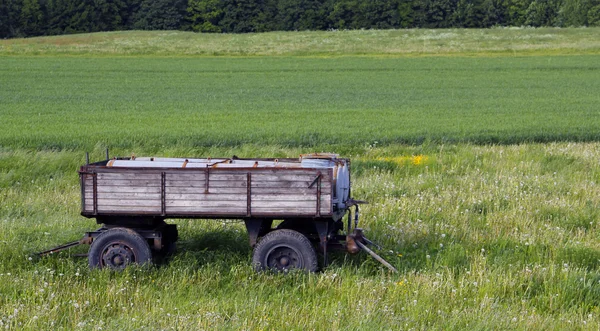 View on trailer in a green landscape — Stock Photo, Image