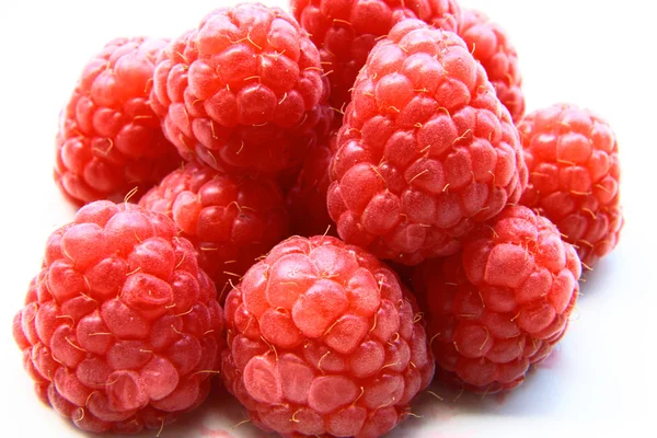 bir demet kırmızı ahududu closeup 