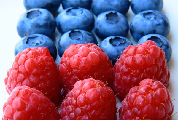 Closeup dari sekelompok raspberry dan blueberry — Stok Foto