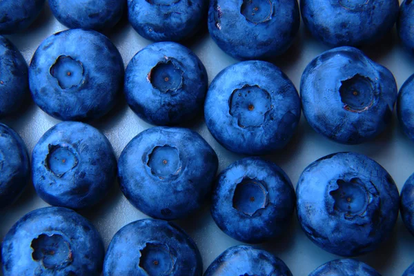 Closeup of a bunch of fresh and delicate blueberries — Stock Photo, Image