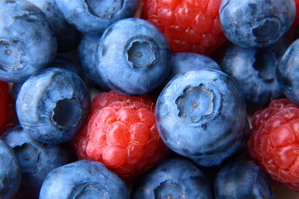 Closeup of a bunch of raspberries and blueberries — Stock Photo, Image