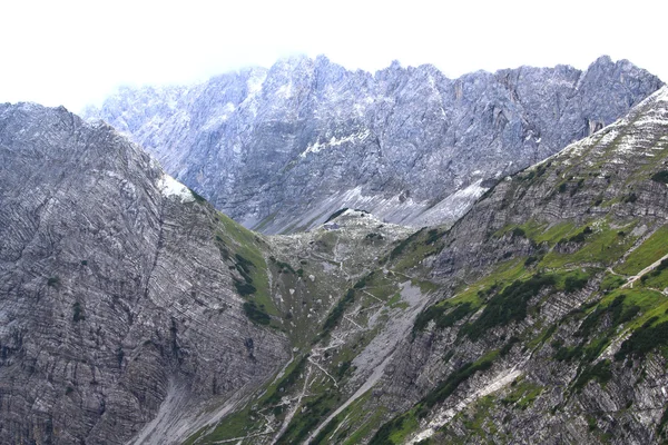 Vedere la cabana lamsenjoch din munții karwendel din alpii europeni — Fotografie, imagine de stoc