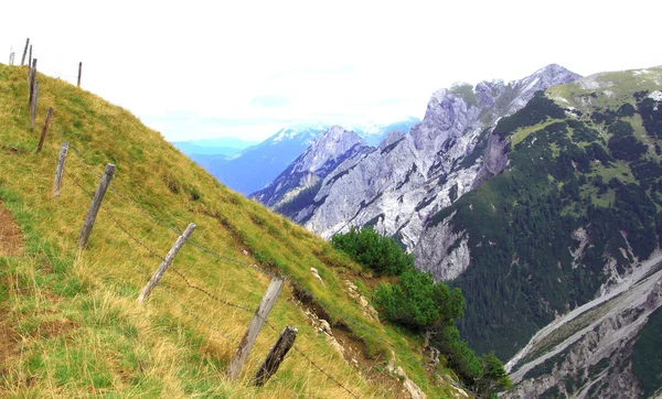 View on mountain scene in the karwendel mountains of the European alps — стоковое фото