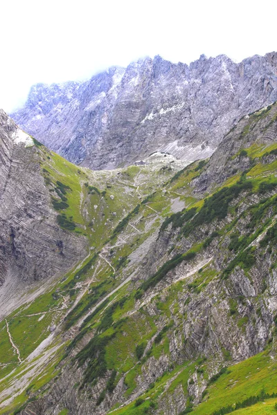 Zicht op de lamsenjoch-hut in het Karwendel-gebergte in de Europese Alpen — Stockfoto