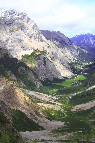 Uitzicht over de vallei van de gramai Alp in het Karwendel-gebergte van de Europese Alpen — Stockfoto