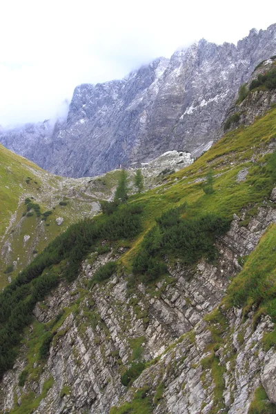 Widok na kabinę lamsenjoch w górach Karwendel w Alpach europejskich — Zdjęcie stockowe