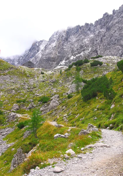 Vista sulla baita lamsenjoch nelle montagne del karwendel delle Alpi europee — Foto Stock