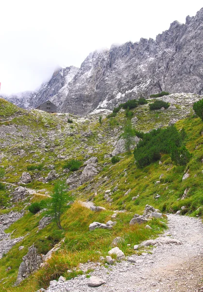 Vista sobre a cabine lamsenjoch nas montanhas karwendel dos alpes europeus — Fotografia de Stock