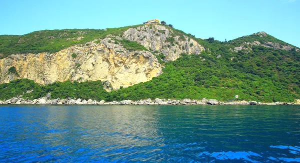 Silhueta de uma cadeia montesa no corfu de ilha no mar mediterranean — Fotografia de Stock