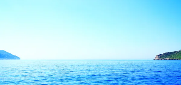 Silhueta de uma cadeia montesa no corfu de ilha no mar mediterranean — Fotografia de Stock