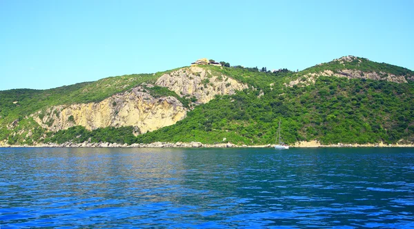 Sziluettjét a Földközi-tengeri szigeten Korfu hegylánc — Stock Fotó